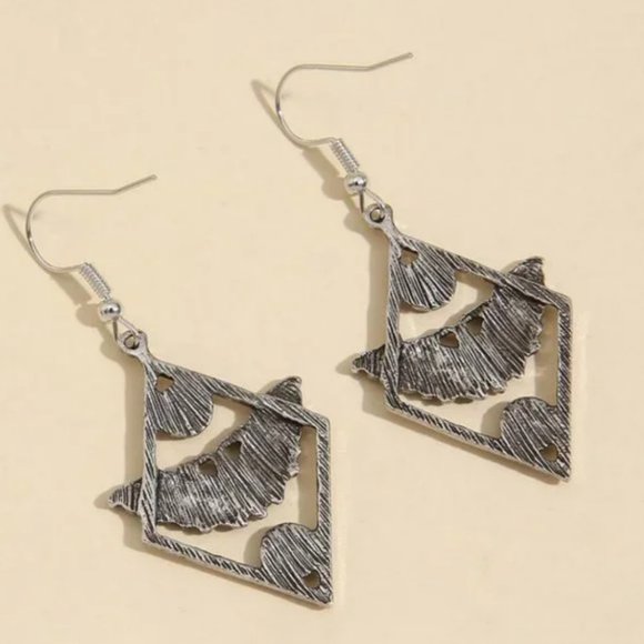 💚 2 for $20 💚 Celestial Butterfly / Moth Sun & Moon Earrings - Picture 3 of 7